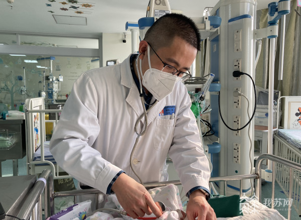 开云 开云体育平台一岁男孩误食管道疏通剂后嘴被烧黄 医生：千万别催吐或用土法赶紧就医(图3)