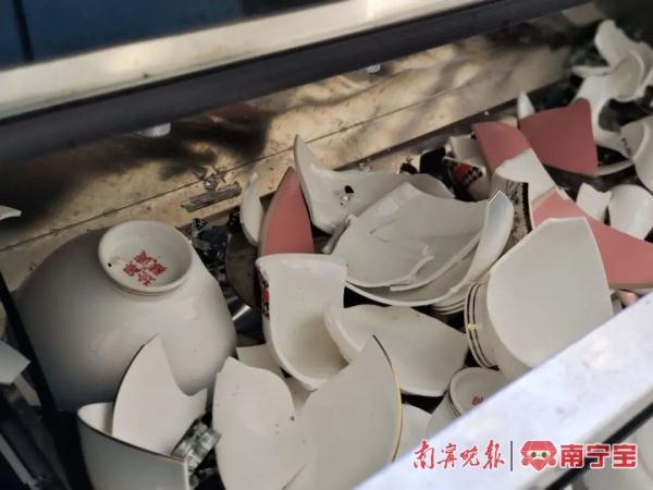 开云体育 开云官网集成灶煲汤时突然爆炸 一女子被烫伤(图1)