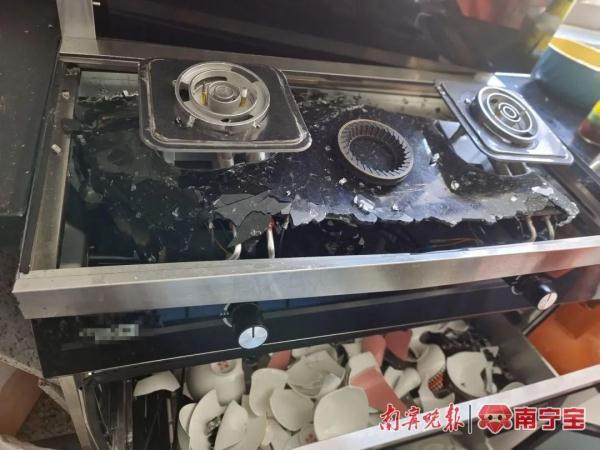 开云体育 开云官网集成灶煲汤时突然爆炸 一女子被烫伤(图3)