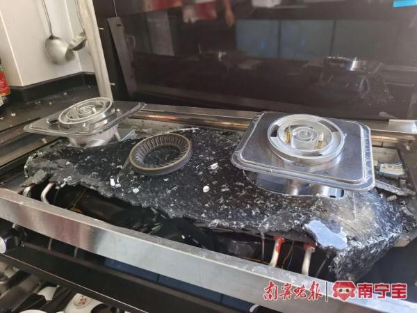 开云体育 开云官网集成灶煲汤时突然爆炸 一女子被烫伤(图2)