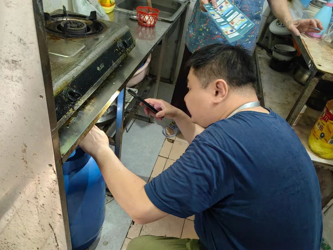 规范居民钢瓶液化气使用 虹口的他们在行动 →开云体育 Kaiyun.com 官网入口(图2)