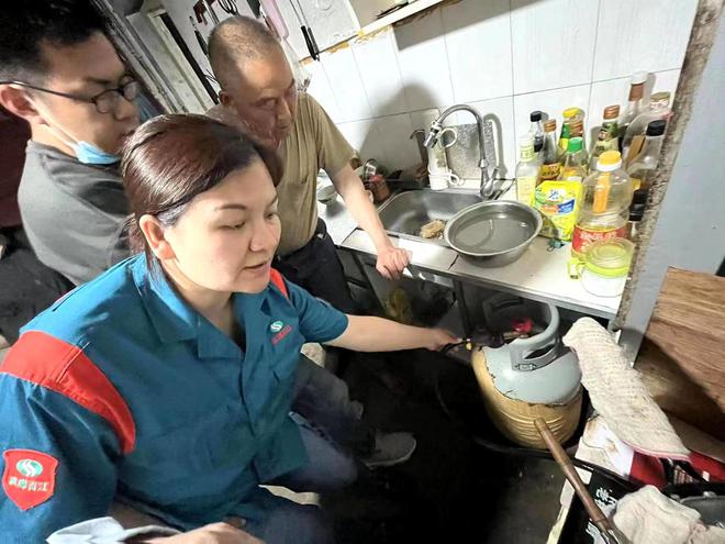 开云体育 Kaiyun.com 官网入口燃气灼伤做饭居民 城管上门彻查除险(图3)