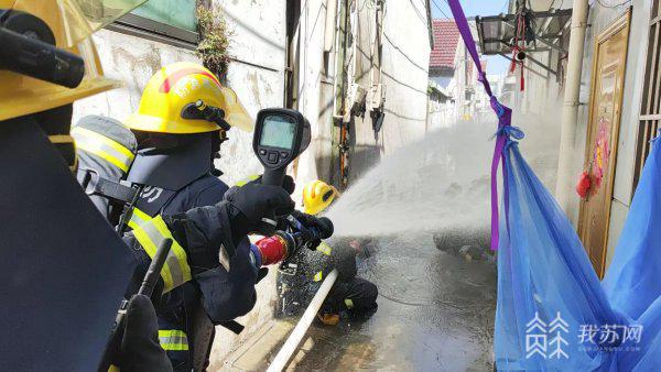 开云体育 开云官网惊险！液化石油气瓶软管老化引发火灾 消防及时处置(图1)