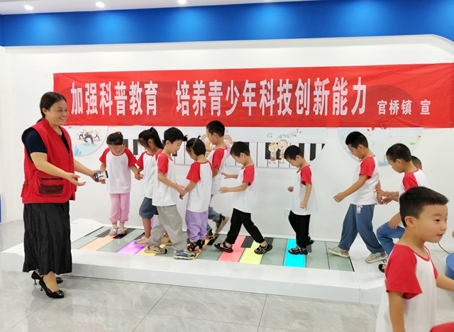 【全开云 开云体育官网环境立德树人】官桥镇开展“提升全民科学素质 助力科技自立自强”科普宣传系列——“科普体验馆” 让未成年人“零距离”感受教育(图1)