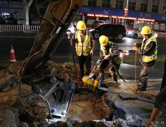 开云体育 开云官网南阳市：主管道突然爆裂漏水10名抢修工人赶赴现场“带水作业”(图1)