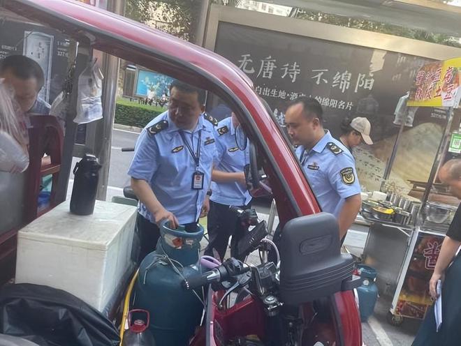 开云 开云体育平台涪城区市场监管局联合开展游商小贩燃气使用安全大检查(图1)