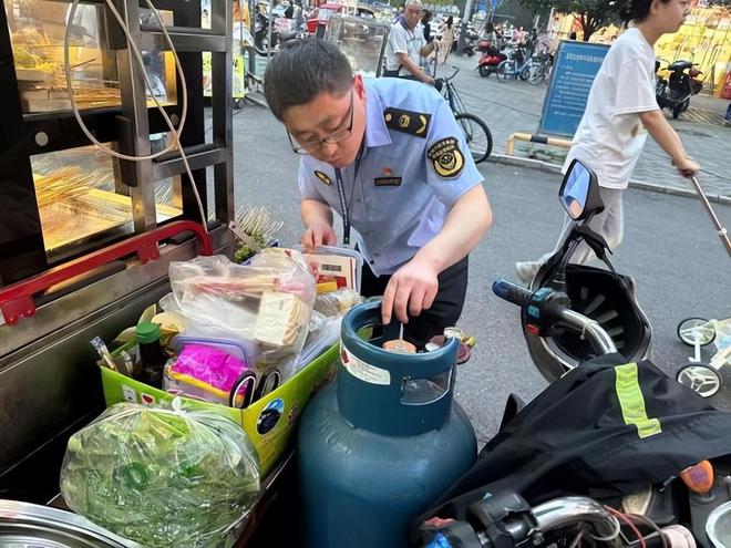 开云 开云体育平台涪城区市场监管局联合开展游商小贩燃气使用安全大检查(图2)