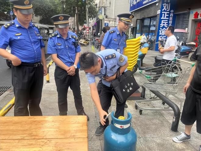 开云 开云体育平台涪城区市场监管局联合开展游商小贩燃气使用安全大检查(图5)