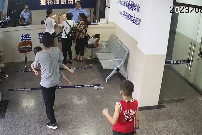 开云体育 Kaiyun.com 官网入口10分钟！为生命“警”急护航(图1)