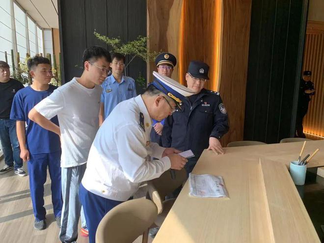 拧紧开云APP 开云官网入口燃气“安全阀”守护万家“烟火气” 三林镇开展燃气专项排查整治行动(图3)