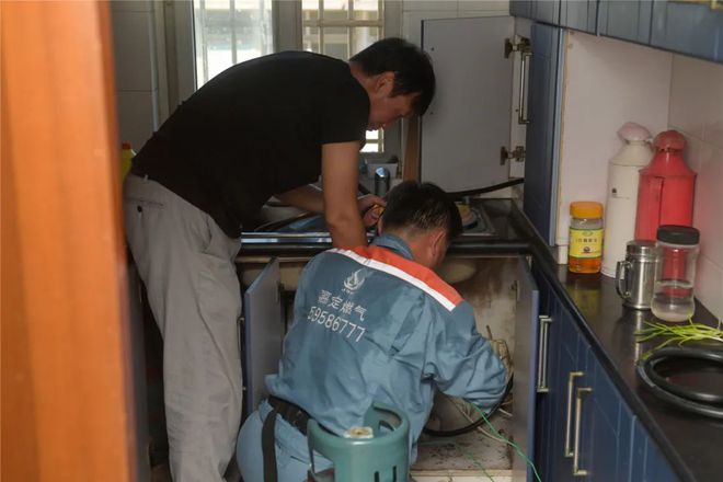 高温天他们为279户居民免费更换燃气软管……开云体育 Kaiyun.com 官网入口(图3)