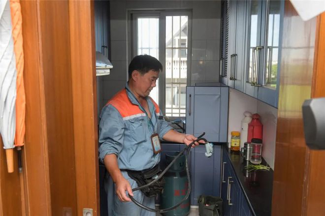 高温天他们为279户居民免费更换燃气软管……开云体育 Kaiyun.com 官网入口(图4)